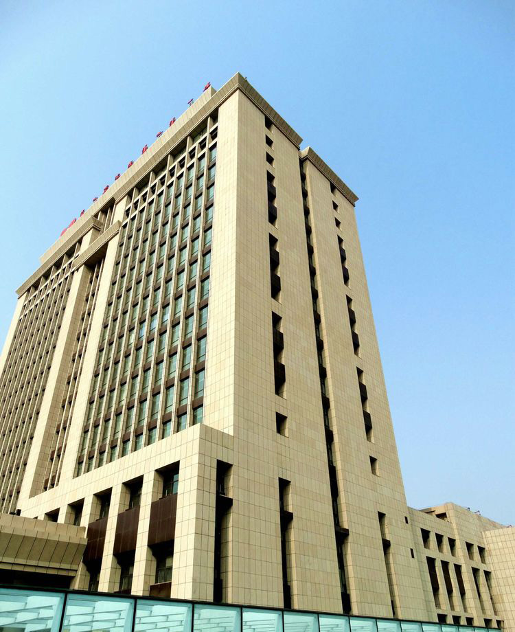 內(nèi)蒙古自治區(qū)與呼和浩特市兩級(jí)政務(wù)中心大樓,該項(xiàng)目外墻裝飾及方園柱均采用我公司沙漠棕麻荔枝面產(chǎn)品。4
