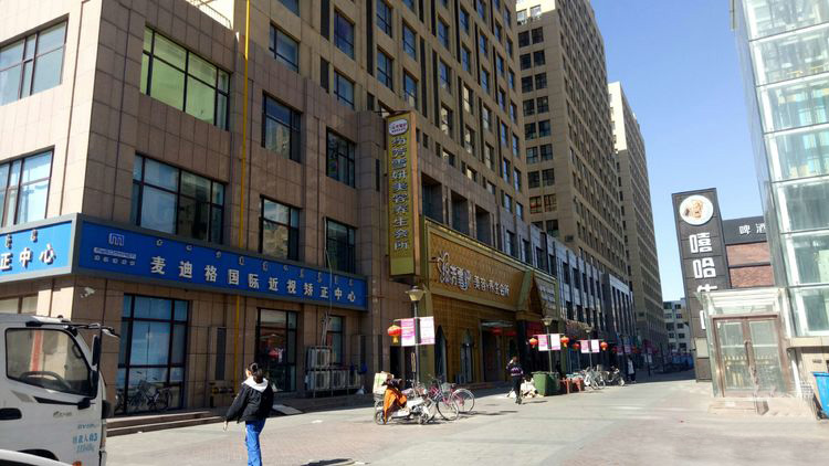 包頭中和文化廣場內(nèi)外街全部采用沙漠棕麻光面4